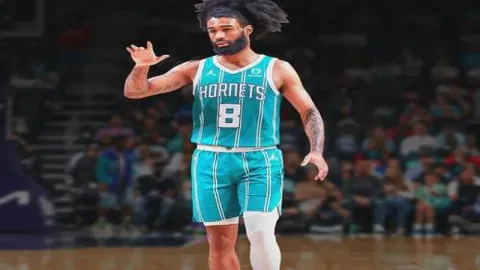 传奇再现！亨德森进球瞬间，神似若塔“手柄舞”庆祝姿势